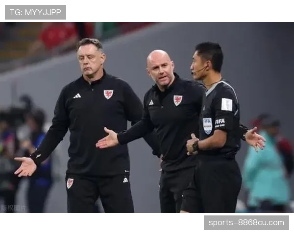 第四官员在裁判体系中的职责与权限：换人、替补席与技术区规则